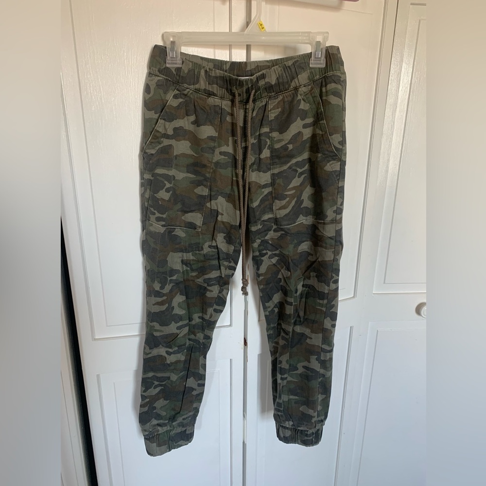 Bella Dahl camo joggers. XS